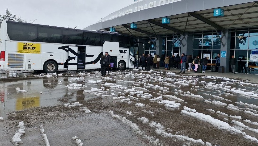 Kar yağışı, şehirlerarası otobüs seferlerini aksattı